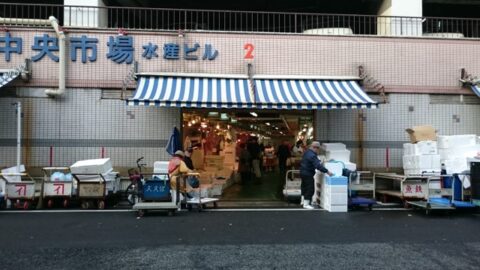 柳橋中央市場の白鷺の姉御