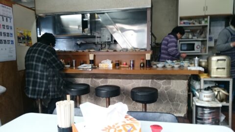 食堂魚源のテーブル席