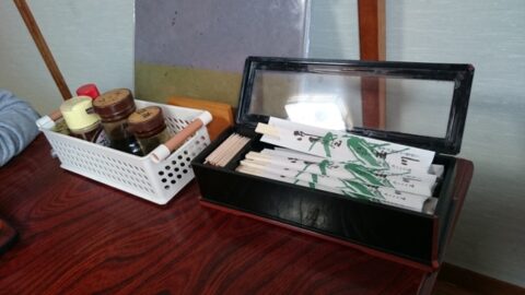 調味料のある玉川のテーブル