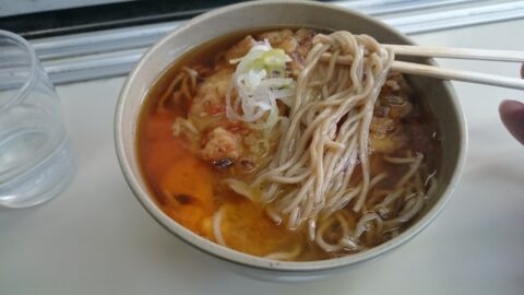 卵を崩した天玉そば