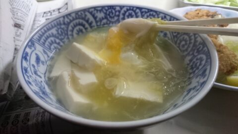 おぼろ昆布をのせた湯豆腐