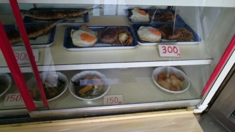 目玉焼きハンバーグ焼きそばの皿