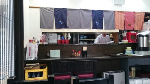おか茂の店内