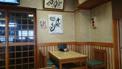 市川屋の店内テーブル