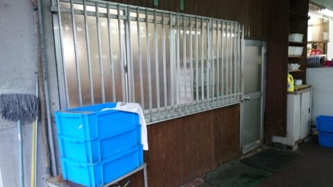 営業中の魚源食堂の扉