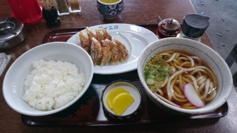 玉の家のぎょうざうどんセット