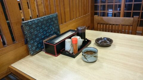 市川屋の卓上調味料と灰皿