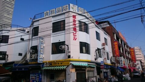 綜合市場ビルへ向かう通路