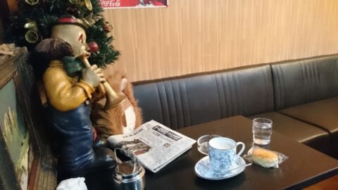 灰皿と新聞のあるIMARIのテーブル