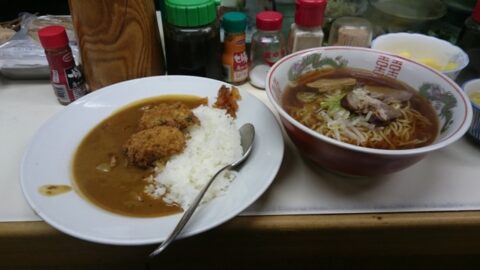 カキフライカレーとラーメンの朝飯全容