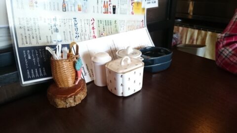 灰皿のあるみやちょうのテーブル