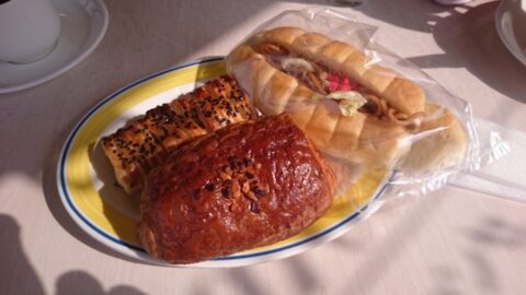 クロワッサンと焼きそばパン