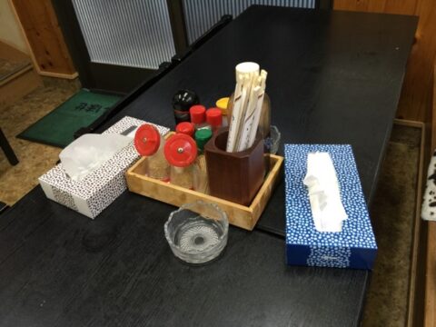 調味料と灰皿のある大村庵のテーブル