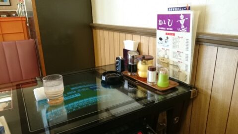 灰皿のあるかかしのテーブル