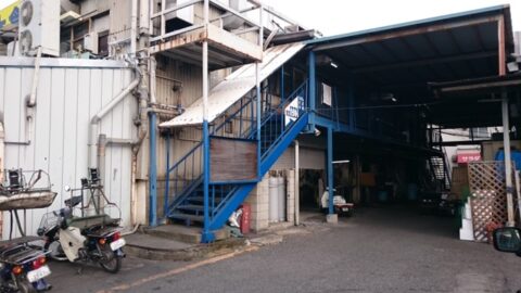 食堂へ向かう階段