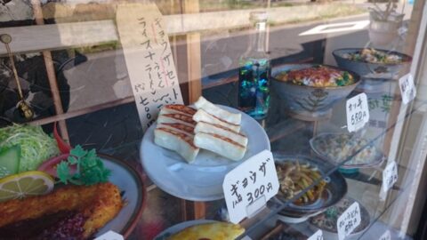 玉の家の店舗前