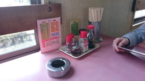 調味料と灰皿のある埼玉やのテーブル