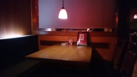 かんから家のテーブル席