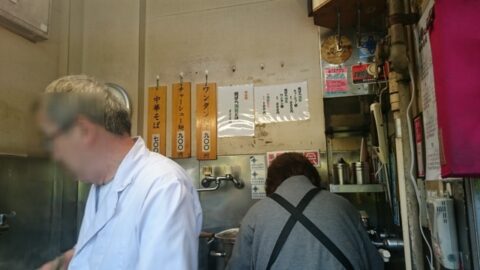 中華そば若葉のカウンター席