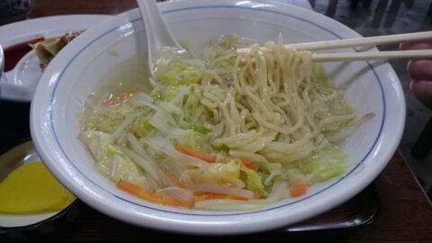 野菜入りの塩ラーメン