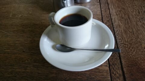 網兼のカウンターとコーヒー