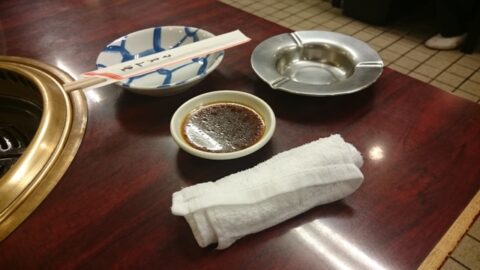 焼肉らく楽のたれと小皿