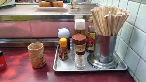 調味料が並ぶ江戸川のテーブル