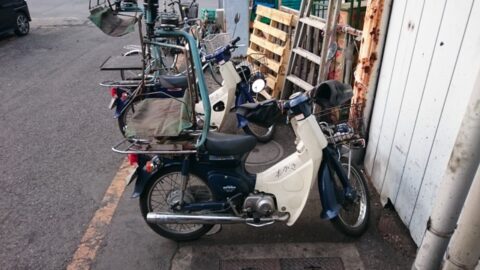 出前も行うさか本の店内