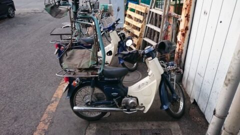 出前も行うさか本の店内