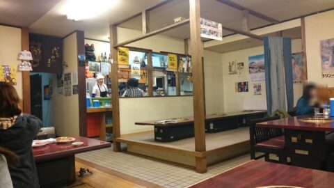 焼肉らく楽の店内