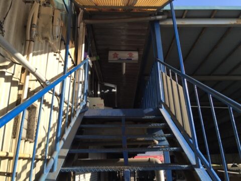 さか本へ向かう市場の階段