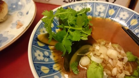 小皿で出された香草
