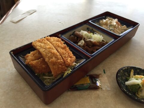 さか本三品定食のハムカツ・モツ煮・マカロニサラダ