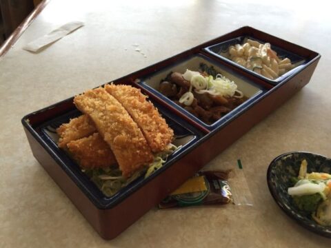 さか本三品定食のハムカツ・モツ煮・マカロニサラダ
