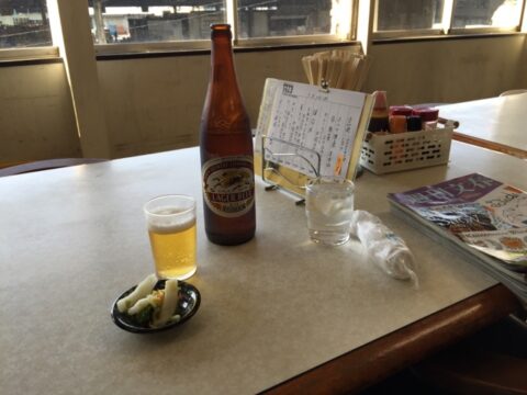 市場を見下ろしながら飲むビール