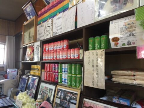 フライを焼く古沢商店の店内