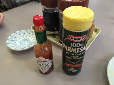 ミートソース用のタバスコとチーズ