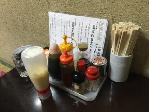 調味料が並ぶうしおのテーブル