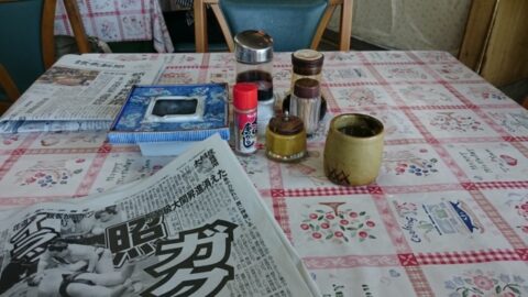調味料と灰皿のあるホープのテーブル