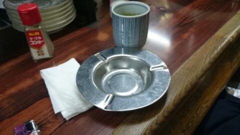 灰皿とスポーツ新聞のあるセンリ軒