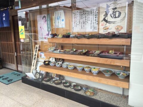 長寿庵の食品サンプルショーケース