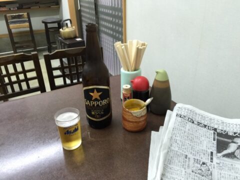 ビールとスポーツ新聞