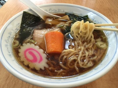 ナルトとチャーシュー入りのラーメン