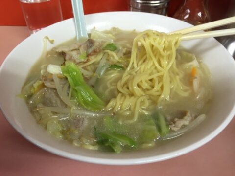 大ぶりキャベツ入りのタンメン