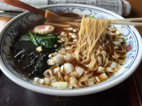 チャーシューと海苔入りのラーメン