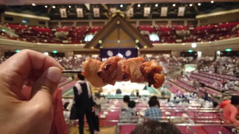 升席で食べる国技館の焼き鳥