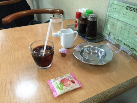 アイスコーヒーとお菓子