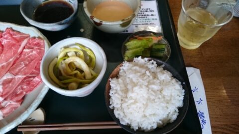 ご飯と漬物付きのしゃぶしゃぶ定食