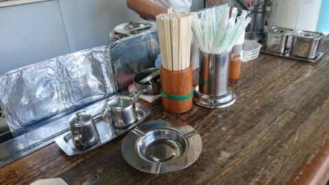 灰皿のあるさかえやの店内