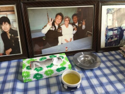 灰皿のある古沢商店のテーブル